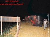 Maracaju: Carreta carregada com 45 toneladas de milho tomba em cima da ponte do Rio Brilhante na MS-162