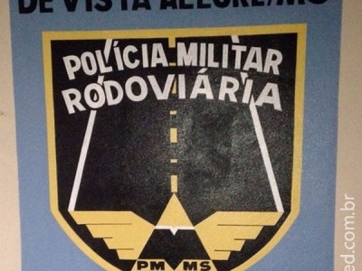 A Polícia Militar Rodoviária cumpre mandado de prisão