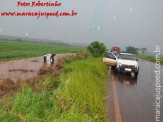 Maracaju: Caminhonete aquaplana no mini anel rodoviário, capota e segundo veículo para evitar colisão sai fora da pista