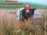 Maracaju: Caminhonete aquaplana no mini anel rodoviário, capota e segundo veículo para evitar colisão sai fora da pista