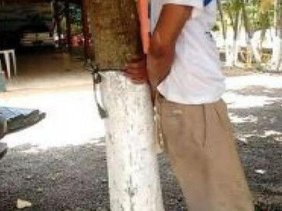 Justiceiros?: moradores amarram em árvore detento que roubou moto