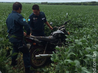 Polícia Militar de Maracaju recupera motocicleta furtada, encontrada em plantação de soja