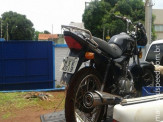 Polícia Militar de Maracaju recupera motocicleta furtada, encontrada em plantação de soja