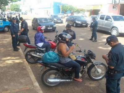 30 policiais realizam abordagens e vistorias em avenida de Campo Grande 