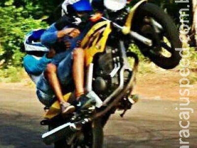 Maracaju: Motociclista faz graça empina motocicleta e garupa esfrega a bunda no asfalto
