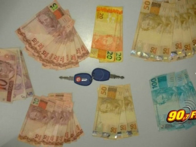 "Lulinha" acha dinheiro no lixo e distribui notas de R$ 50 e R$ 100 pelas ruas