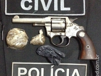 Operação conjunta das Polícias Civil e Militar de Maracaju resultam na apreensão de adolescente com arma e drogas 