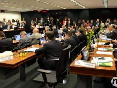 Comissão da Câmara aprova processo de impeachment de Dilma