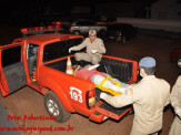 Bombeiros de Maracaju transportam vítima de queda de altura elevada em carroceria de viatura caminhonete