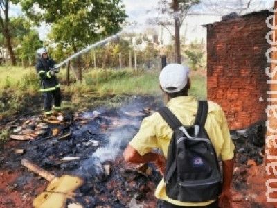 Crianças são suspeitas de incendiar material reciclável em terreno baldio