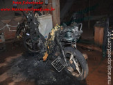 Maracaju: Incêndio possivelmente criminoso e com tendências políticas destrói motocicleta e coloca família em perigo
