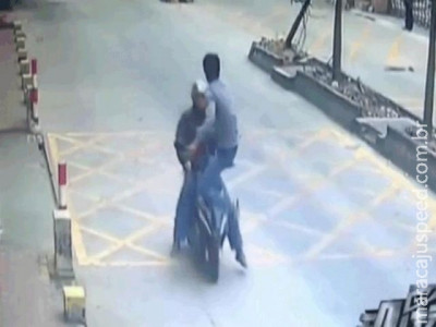  Chinês dá voadora e derruba motociclista que roubou seu celular
