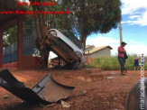 Maracaju: Adolescente de apenas 16 anos de idade conduzindo veículo decola e estaciona em cima de árvore na Vila Adrien