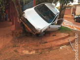 Maracaju: Adolescente de apenas 16 anos de idade conduzindo veículo decola e estaciona em cima de árvore na Vila Adrien