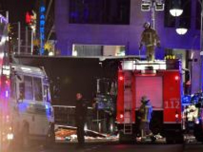 Atropelamento com caminhão deixa 12 mortos e 48 feridos em feira de Natal em Berlim