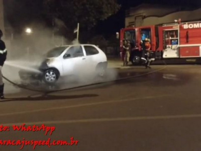 Carro pega fogo na Rua Antônio de Souza Marcondes em Maracaju e Bombeiros extinguem chamas