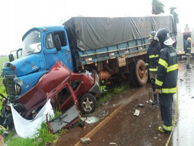 Casal de agricultores morre em colisão entre carro e caminhão