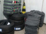 Maracaju: Polícia Militar apreende cerca de 50 pneus e 120 tapetes fruto de descaminho no Bairro Paraguai