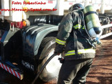 Bombeiros de Maracaju atendem ocorrência de incêndio em carreta bi trem na BR-267