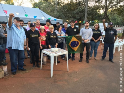 Protesto dos policiais civis teve bolo para lembrar o primeiro mês de acampamento