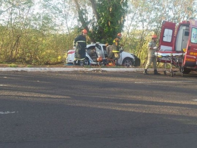 Motorista fica preso nas ferragens ao acertar árvore na Ernesto Geisel Motorista fica preso nas ferragens ao acertar árvore na Ernesto Geisel