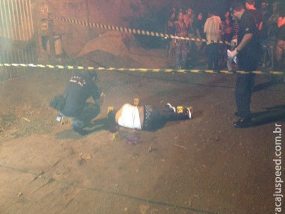 Pistoleiros em moto executam com sete tiros jovem que ia a festa no Santa Emília