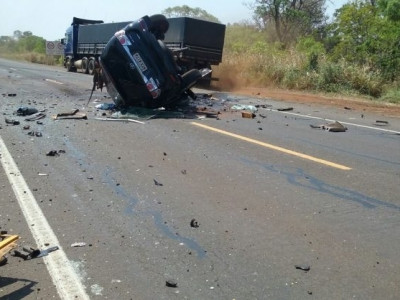 Acidente entre caminhonete e caminhão na BR-163 deixa uma pessoa morta