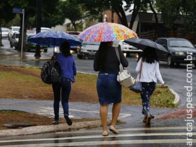 Após 42 dias de seca, chuva volta à Capital e meteorologia alerta para tempestades