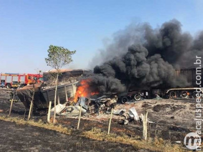 Colisão entre carretas mata motoristas após explosão de veículos