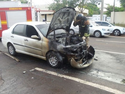 Motorista tem carro destruído por incêndio em frente à Santa Casa Motorista tem carro destruído por incêndio em frente à Santa Casa