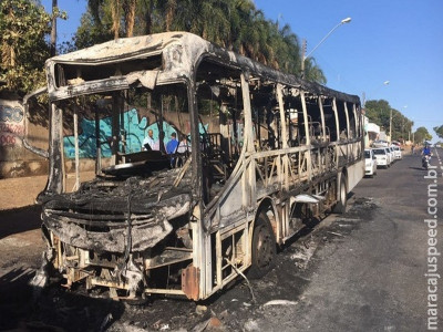 Ônibus é destruído por incêndio