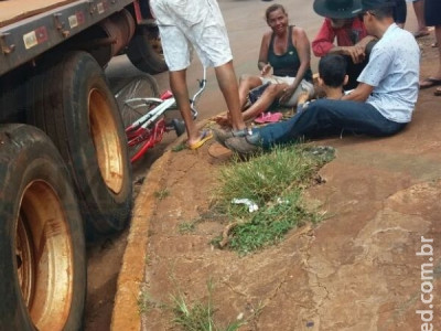 Avó e neto em bicicleta são imprensados por caminhão em Maracaju