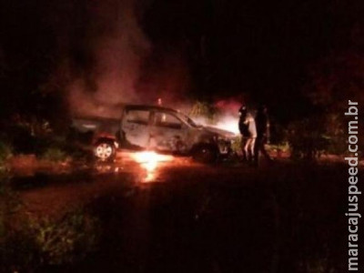 Bandidos fazem duas reféns, roubam veículo, abandonam e ateiam fogo Bandidos fazem duas reféns, roubam veículo, abandonam e ateiam fogo