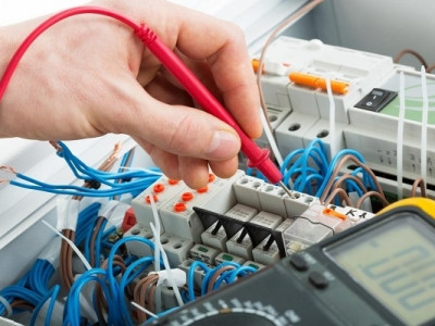 Eletricista morre eletrocutado após encostar em fio de alta tensão