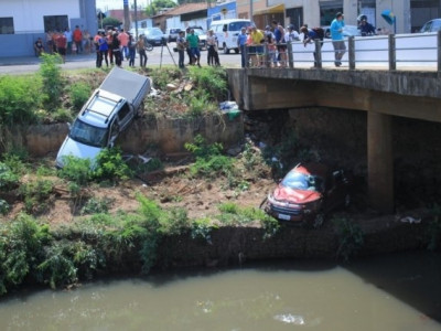 Fiat Toro e S10 caem em barranco de rio após batida na Ernesto Geisel