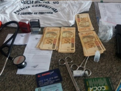 Homem que se passava por médico é preso com arma e R$ 3,7 mil falsos