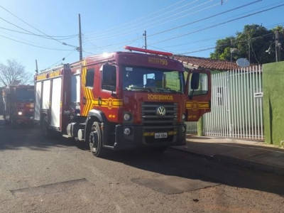 Incêndio danifica cômodos em vila de quitinetes no Monte Castelo Incêndio danifica cômodos em vila de quitinetes no Monte Castelo