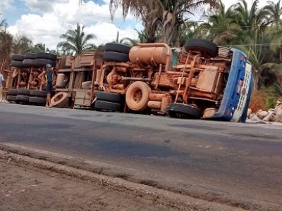 Motorista morre após tombar caminhão carregado de madeira na BR-158