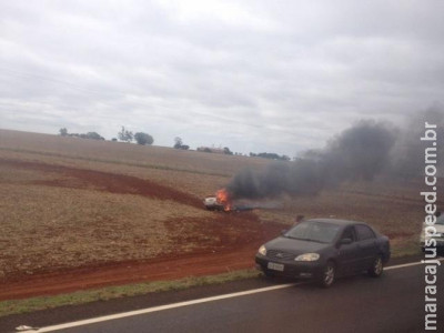 Mulher perde controle, carro invade plantação, capota e pega fogo em BR Mulher perde controle, carro invade plantação, capota e pega fogo em BR