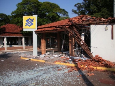 Polícia segue “rastros” de quadrilha que explodiu caixas no Laucídio Coelho
