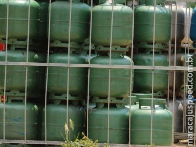 Reajustes da Petrobras deixaram gás de cozinha 50% mais caro este ano Reajustes da Petrobras deixaram gás de cozinha 50% mais caro este ano