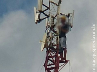 Bombeiros imobilizam e salvam jovem que ficou mais 7 horas em torre Bombeiros imobilizam e salvam jovem que ficou mais 7 horas em torre