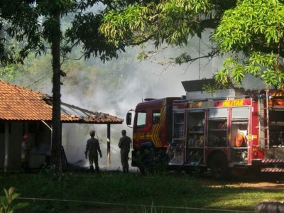 Incêndio em chácara destrói residência e mobiliza Bombeiros na Capital Incêndio em chácara destrói residência e mobiliza Bombeiros na Capital