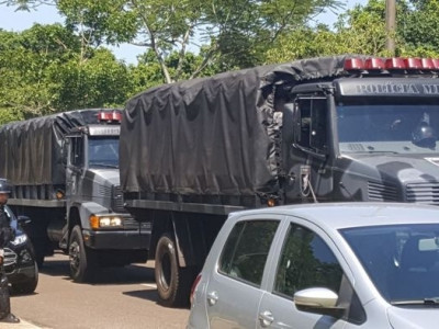 Mais 2 caminhões com policiais militares chegam à Assembleia de MS