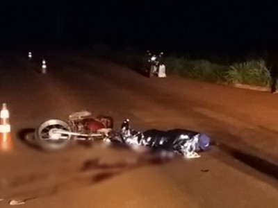 Motociclista morre em rodovia após ser atropelado por carreta
