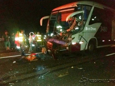 Motorista de ônibus morre após colidir contra carreta carregada com madeira Motorista de ônibus morre após colidir contra carreta carregada com madeira