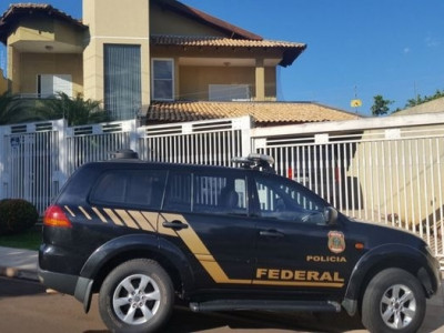 Polícia cumpre mandados em residência de suposto chefe de esquema de estelionato