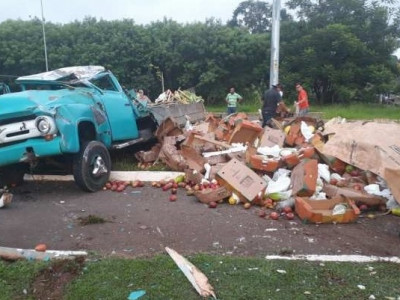 Caminhão carregado com frutas e legumes capota após perder o freio