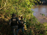 Homem encontrado morto estava acorrentado e jogado no rio Dourados