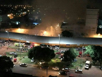 VÍDEO: incêndio destrói lojas em centro comercial na divisa entre Brasil e Paraguai